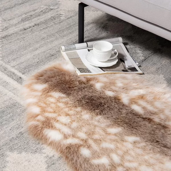 Phantoscope Faux Fur Rug Fluffy Soft Faux Fox Fur Area Rugs for Bedroom Livingroom Kids Room Decor Shaggy Fur Rugs AntiSkid Beige 2 x 3 FeetBeige