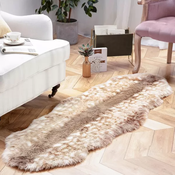 Phantoscope Faux Fur Rug Fluffy Soft Faux Fox Fur Area Rugs for Bedroom Livingroom Kids Room Decor Shaggy Fur Rugs AntiSkid Beige 2 x 3 FeetBeige