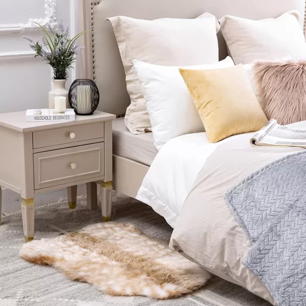 Phantoscope Faux Fur Rug Fluffy Soft Faux Fox Fur Area Rugs for Bedroom Livingroom Kids Room Decor Shaggy Fur Rugs AntiSkid Beige 2 x 3 FeetBeige
