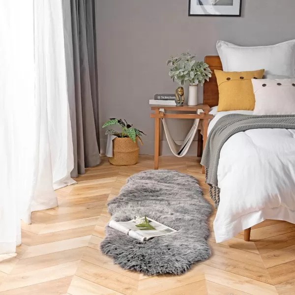 Phantoscope Faux Fur Rug Fluffy Soft Faux Fox Fur Area Rugs for Bedroom Livingroom Kids Room DecorShaggy Fur Rugs AntiSkid White Brown 2 x 6 FeetBlack White